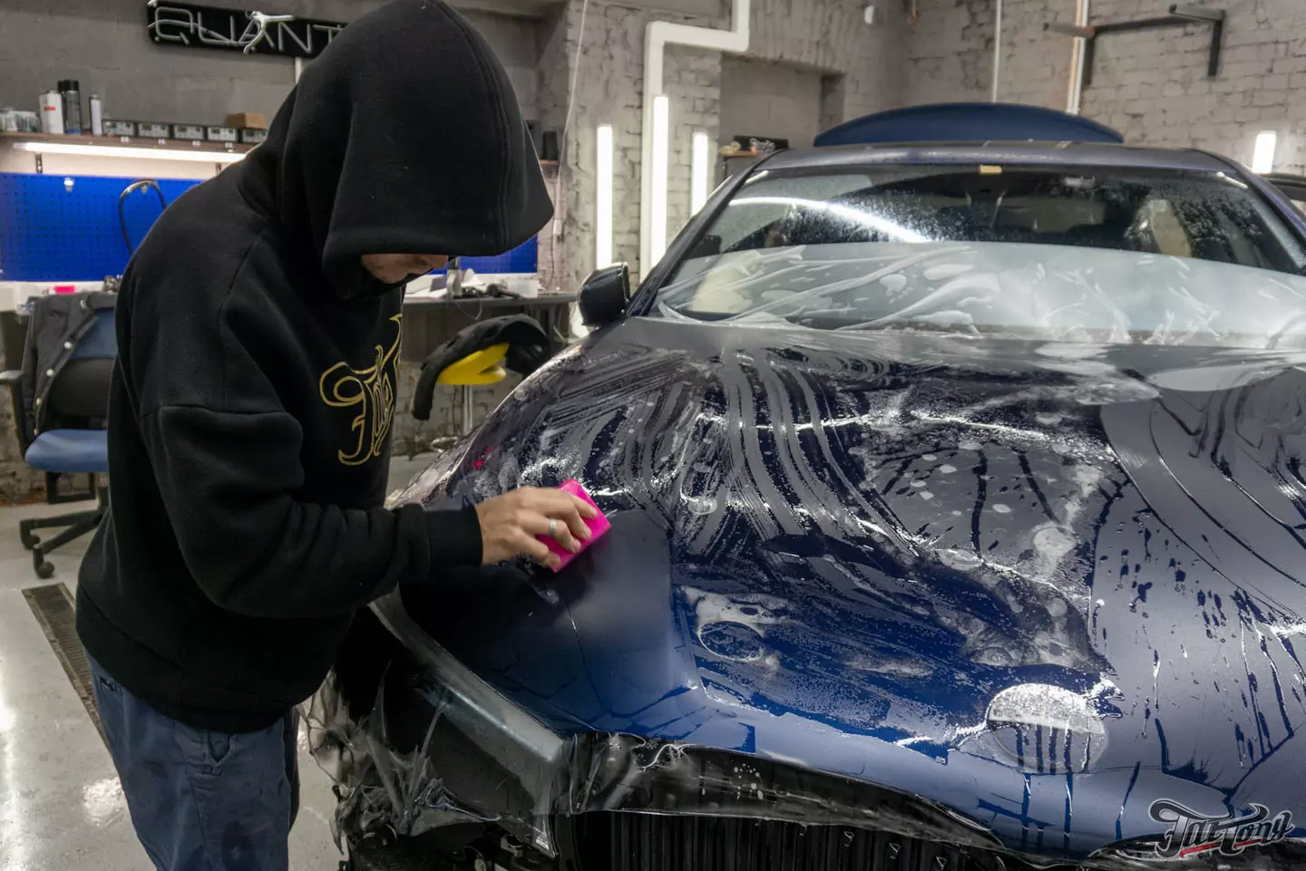 Оклейка BMW 7 в матовый винил и полиуретан. Антихром, окрас дисков и суппортов. Детейлинг